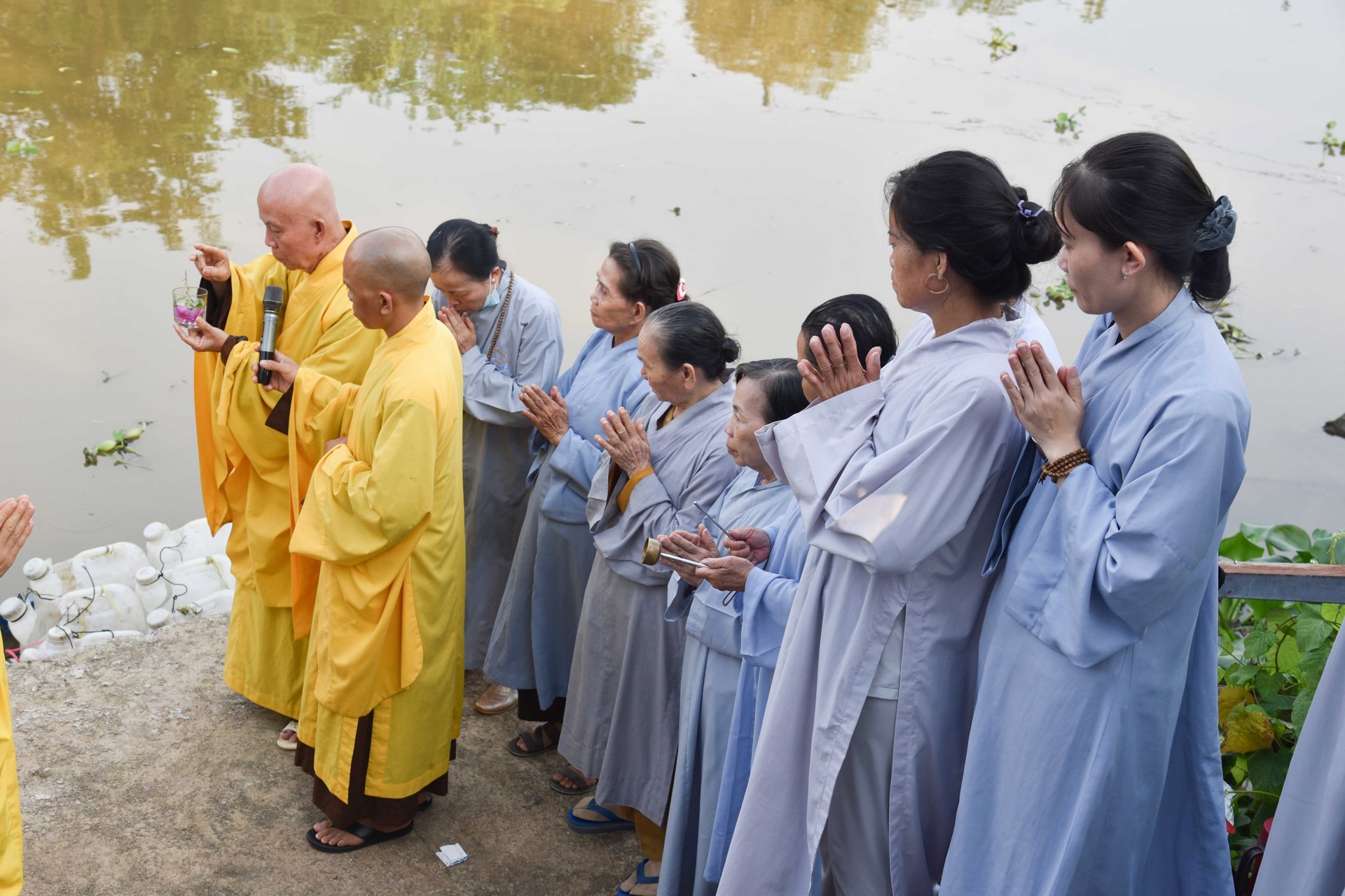 Chanting sutra, releasing creatures to pray for peace in Tan Thanh, Long An by the Charity Board